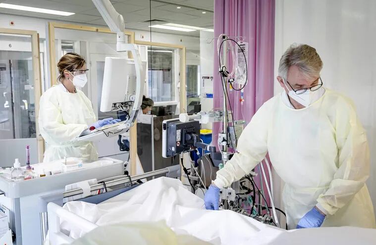 Enfermeros asisten a un paciente con Covid-19 en una unidad de terapia intensiva en Maastricht, Holanda.