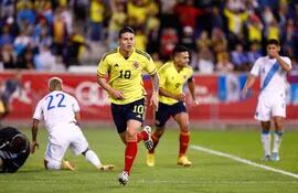 James Rodríguez inicia el festejo de su gol, el primero de Colombia ante Guatemala.
