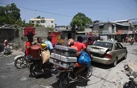 Residentes evacuan la comuna de Carrefour Feuilles en Port-au-Prince, Haití, el 15 de agosto de 2023, mientras la violencia de pandillas continúa plagando la capital haitiana.