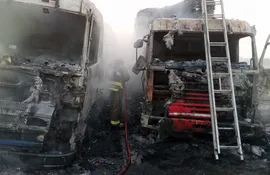 Así quedaron dos camiones tras el incendio en Remansito. (gentileza).
