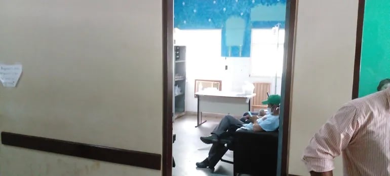 Pacientes siendo atendidos en sillones ante la falta de camas.