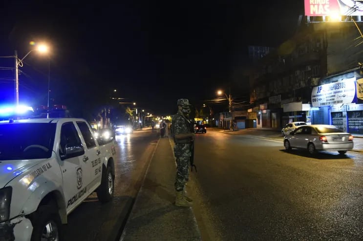 Militares y policías controlan el cumplimento de la restricción de circulación desde las 00:00 hasta las 05:00 en la zona de Eusebio Ayala y Madame Lynch.