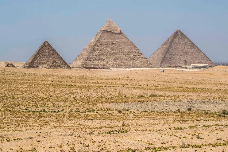 La pirámide de Keops, la pirámide de Kefrén y la pirámide de Micerinos, en Guiza, Egipto.