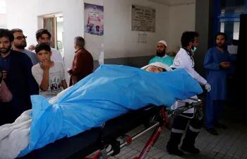 varios-rabajadores-sanitarios-trasladan-una-mujer-herida-en-un-atentado-suicida-en-un-hospital-de-kabul-afganistan-hoy11-de-junio-de-2018--81732000000-1721307.JPG