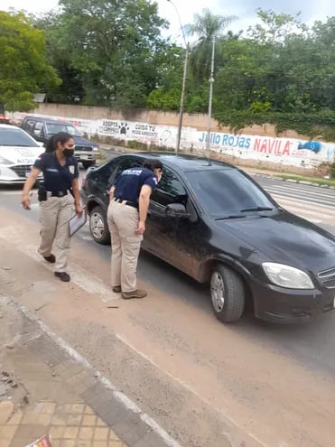 Investigadores de la Policía Nacional inspeccionan el vehículo robado, que fue hallado abandonado ayer sobre la avenida Santísimo Sacramento de Asunción.