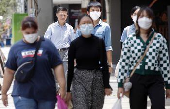 Personas pasean por una calle comercial en Bangkok, Tailandia, 24 de junio de 2022. El gobierno tailandés levantó el mandato de uso de máscaras en un comunicado publicado en Royal Gazette.
