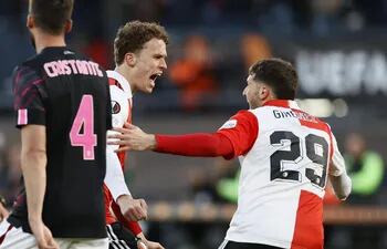 Mats Wieffer (L) y Santiago Gimenez del Feyenoord celebran marcar el gol de apertura durante el partido de ida de cuartos de final de la UEFA Europa League entre el Feyenoord Rotterdam y el AS Roma en el Feyenoord Stadion de Rotterdam el 13 de abril de 2023.