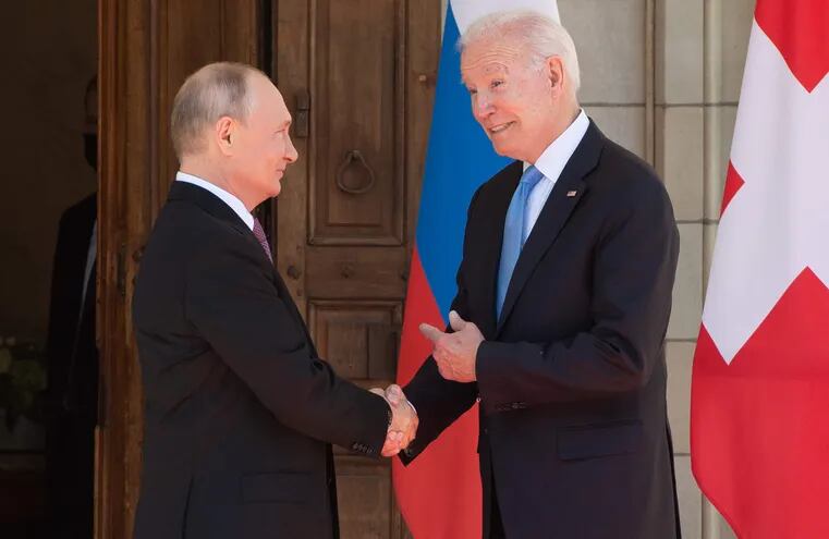 El presidente ruso Vladimir Putin (a la izquierda) y el mandatario estadounidense Joe Biden al momento de su encuentro este miércoles en Ginebra, Suiza.