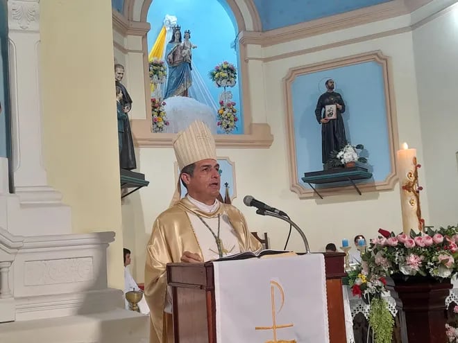 Monseñor Gabriel Escobar durante la homilia de este domingo en la catedral de Fuerte Olimpo.