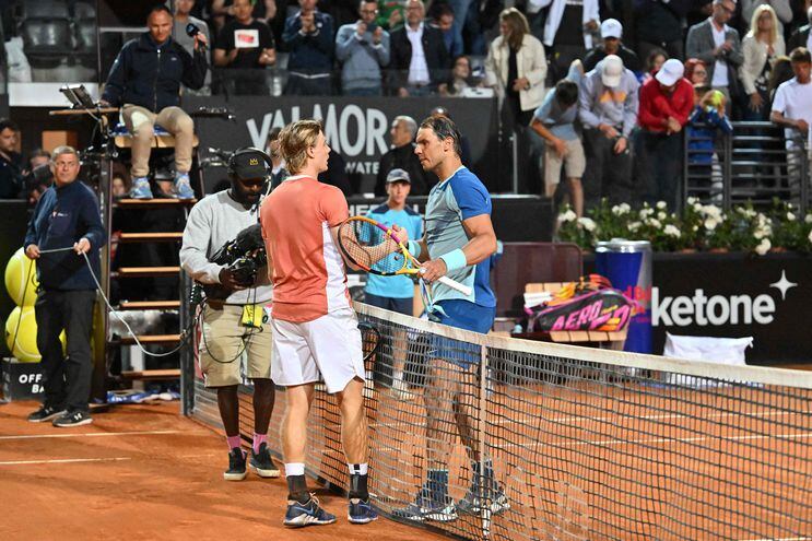 El canadiense Denis Shapovalov derrotó a Rafa Nadal en el Masters 1000 de Roma, en tres sets. AFP