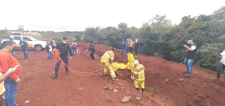 El cuerpo de la víctima fue arrojado de una pendiente, por lo que tuvo que ser rescatado pot bomberos voluntarios.