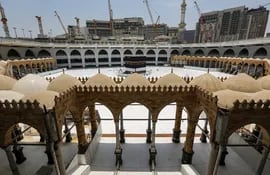 Esta imagen tomada el 24 de julio de 2020, antes de la temporada anual de peregrinación del Hajj, en la ciudad sagrada de La Meca, Arabia Saudita, muestra una vista de la Kaaba, el santuario más sagrado del Islam, en el centro del complejo de la Gran Mezquita.
