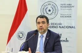 Óscar Llamosas, ministro de Hacienda.