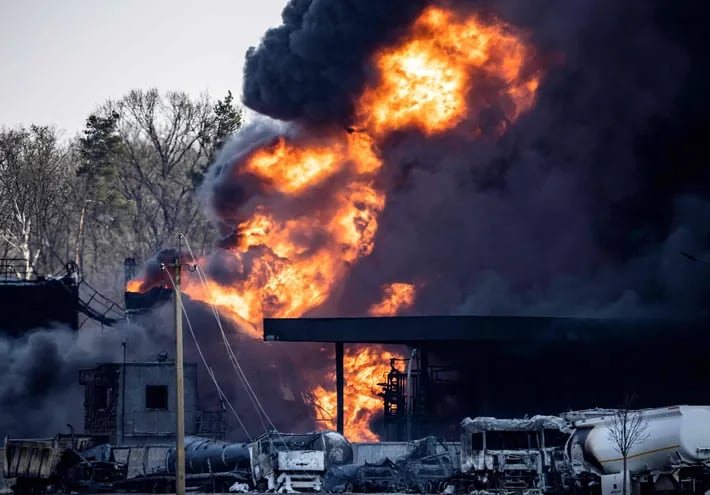 Ataque ruso a un depósito de combustibles en Kalynivka, Ucrania. (AFP)