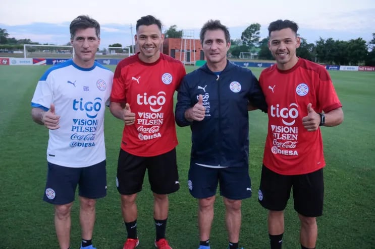 Gustavo Barros Schelotto (i), Ángel Romero, Guillermo Barros Schelotto y Óscar Romero, los mellizos de la selección paraguaya.
