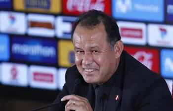 El nuevo director técnico de la selección peruana de fútbol, Juan Reynoso, habla durante la rueda de prensa de su presentación hoy, en Lima (Perú). Reynoso llega en reemplazo del argentino Ricardo Gareca.