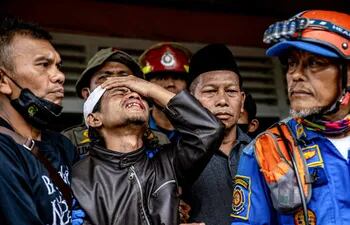 Rescatistas siguen trabajando busca de posibles sobrevivientes tras el terremoto que azotó a Indonesia. (AFP)