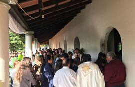 Momento de la apertura de la puerta en el templo de Nueva Italia.