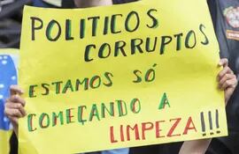 una-pancarta-expuesta-en-la-ultima-gran-manifestacion-contra-el-gobierno-brasileno-muestra-la-repulsa-popular-ante-los-graves-casos-de-corrupcion-des-205949000000-1366621.jpg