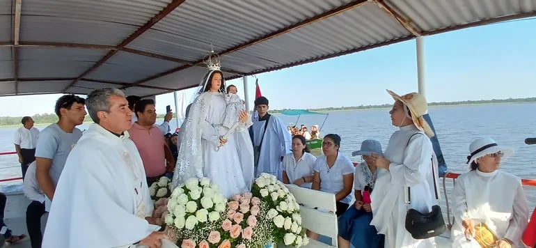 Imagen de la Virgen de la Candelaria en plena procesión náutica.
