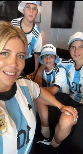 ¡Felices! Wanda Nara y sus hijos Valentino, Constantino y Benedicto López, antes de partir rumbo a Qatar.