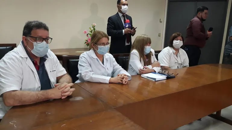 Conferencia de prensa en el Hospital Nacional de Itauguá sobre estado de salud del bebé que nació en el piso.