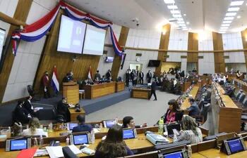 Diputados de la oposición conversan en la sala de sesiones antes del estudio del proyecto de ley que declara la muerte civil del elector.