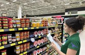 Una estudiante universitaria cuando registraba los precios de la canasta básica en un supermercado de Ciudad del Este.
