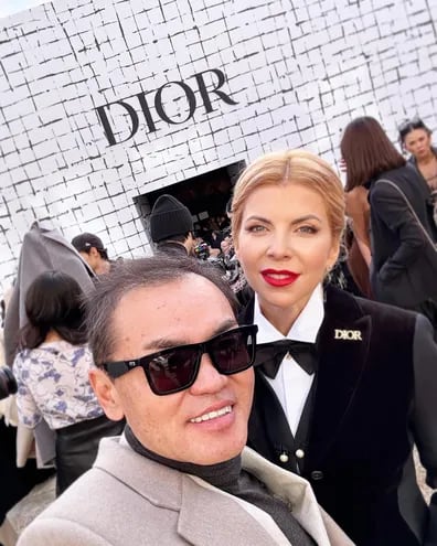 Marcelo Toyotoshi y Verónica Chaves llegando al desfile de Dior.