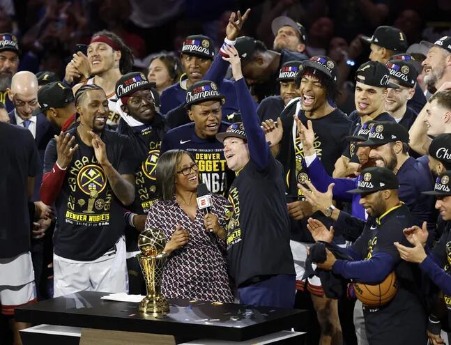 El entrenador en jefe de los Denver Nuggets, Michael Malone (C-R), celebra con su equipo después de ganar el Campeonato de la NBA en el quinto juego de las Finales de la NBA sobre el Miami Heat en Ball Arena en Denver, Colorado, EE. UU., 12 de junio de 2023. Los Nuggets son campeones de la NBA por primera vez en la historia de su franquicia.