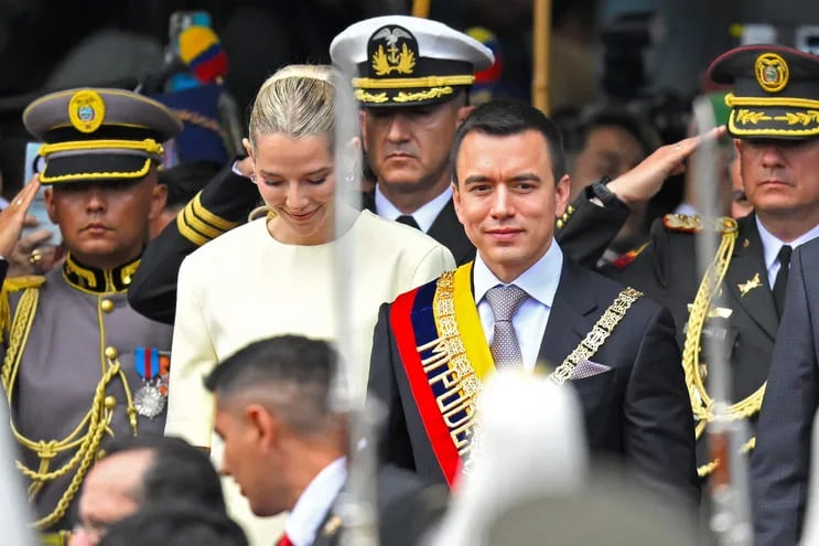 El nuevo presidente de Ecuador, Daniel Noboa (C) junto a su esposa, Lavinia Valbonesi, luego de jurar como jefe de Estado ante el Parlamento.  (AFP)
