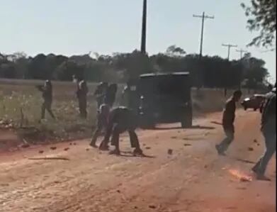 Captura de pantalla de un video filmado durante el enfrentamiento entre policías y supuestos "sintierras"  en Guajhory