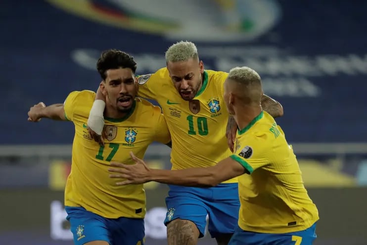 Lucas Paquetá (i) de Brasil celebra con sus compañeros Neymar Jr (c) y Richarlison tras anotar contra Chile, durante un partido por los cuartos de final de la Copa América en el estadio Nilton Santos de Río de Janeiro (Brasil).