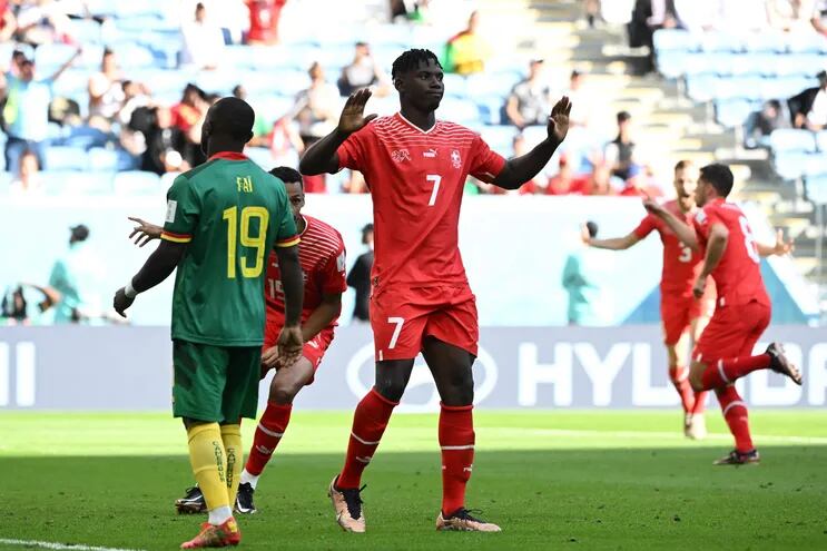 Breel Embolo, de origen camerunés, marcó el 1-0 de Suiza sobre Camerún, pero no festeja el tanto en el Mundial Qatar 2022.