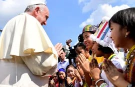 el-papa-francisco-saluda-a-un-grupo-de-ninos-vestidos-con-trajes-tradicionales-a-su-llegada-a-birmania-con-el-que-el-vaticano-establecio-este-ano-rel-233222000000-1653880.jpg