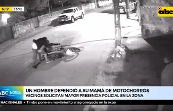 Un hijo defendió a su mamá de motochorros
