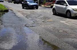 Importante pérdida de agua en la calle Yuasy´y, a una cuadra de Fernando de la Mora y De la Victoria, en Asunción.
