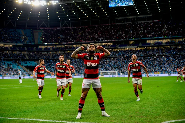 El delantero brasileño Gabriel Barbosa (c), jugador del Flamengo, festeja un tanto contra Gremio por la ida de las semifinales de la Copa de Brasil en el estadio Arena do Gremio, en Porto Alegre, Brasil.