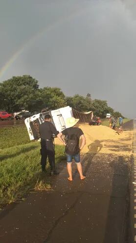 El camión volcó al costado de la ruta PY02 a raíz de la pista mojada.