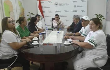 Miembros del gremio de enfermería se reunieron hoy con el ministro de Salud, Julio Borba, y otras autoridades de Salud Pública,