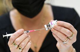 Un trabajador de la salud prepara una dosis de la vacuna AstraZeneca el 20 de marzo de 2021.