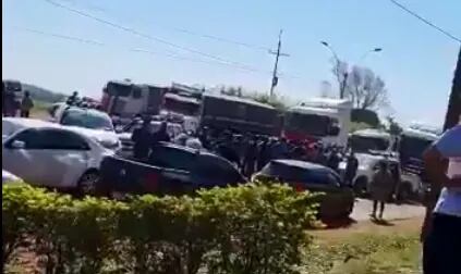 Un grupo de camioneros cerró el paso a la caravana presidencial en Capitán Miranda.