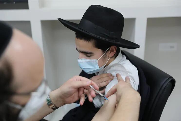 Un judío ultraortodoxo es vacunado contra la Covid-19 en la ciudad ultraortodoxa de Bnei Brak.