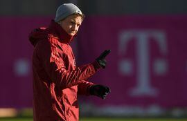 Nagelsmann, gesticulando en el último entrenamiento del Bayern Munich antes de enfrentar al Barcelona por la Champions.
