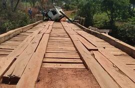 El puente actual sobre el arroyo Mbatay, cuyo mejoramiento piden los pobladores