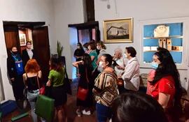 Personas de diferentes edades participan de las visitas guiadas que se realizan en el marco de la "Noche de los Museos" en el Museo Memoria de la Ciudad, ubicado en la Casa Viola. El sitio forma parte del Centro Cultural Manzana de la Rivera.