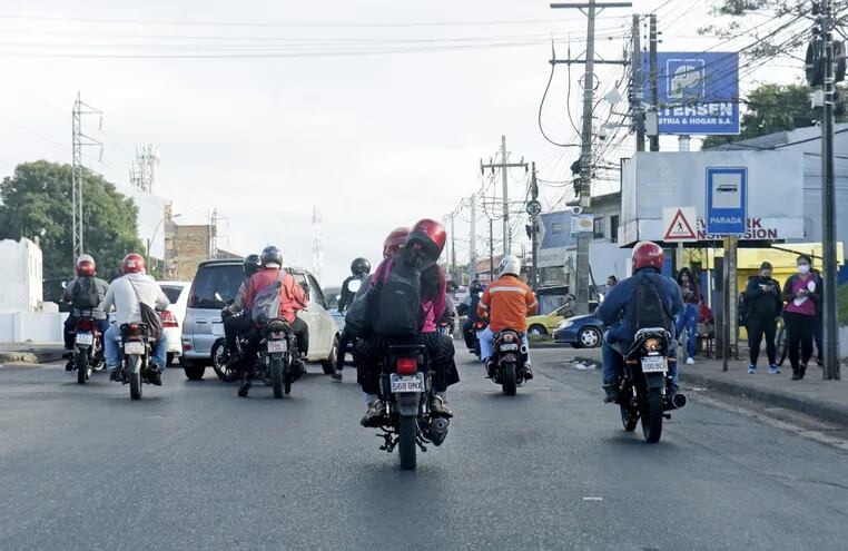 Gente en las paradas y aumento de motociclistas se volvió una imagen rutinaria en estos días.