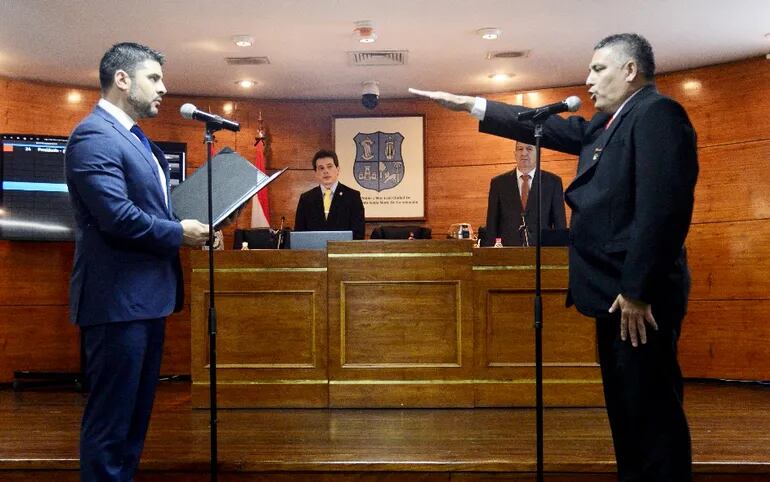 Ayer se procedió al juramento del concejal colorado César Ojeda Figueredo, quien era suplente.