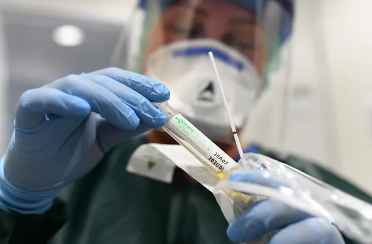 Una enfermera en Alemania muestra un kit de testeo de coronavirus.