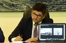 Eusebio Torres Romero, comisario en situación de retiro, participa del juicio desde su casa por medios telemáticos.
